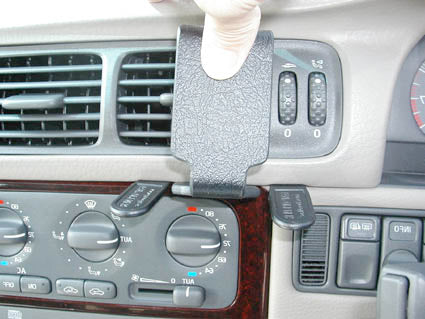 Brodit ProClip 652426 voor Volvo V70 1997-2000, Volvo S70 1997-2000 en Volvo C70 1997-2005 - montagepositie op dashboard