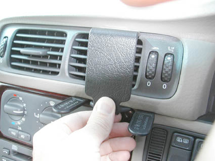 Brodit ProClip 652426 voor Volvo V70 1997-2000, Volvo S70 1997-2000 en Volvo C70 1997-2005 - ProClip geplaatst in het voertuig