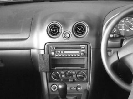 Brodit ProClip 652610 voor Mazda MX-5 1998-2005 en Mazda Miata 1998-2005 - detail van dashboardmontage