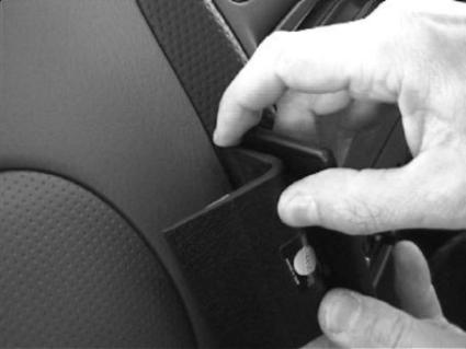 Brodit ProClip 652642 voor Ford Laser 2000-2003 en Mazda 323 F (BJ) 1998-2002 - montagepositie op dashboard