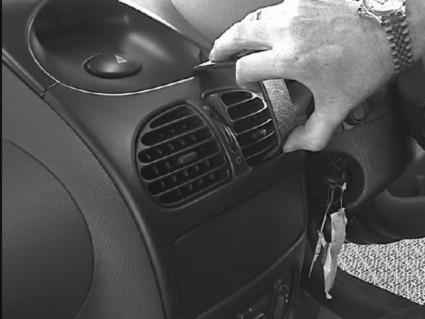 Brodit ProClip 652673 voor Peugeot 206 1999-2008 - detail van dashboardmontage