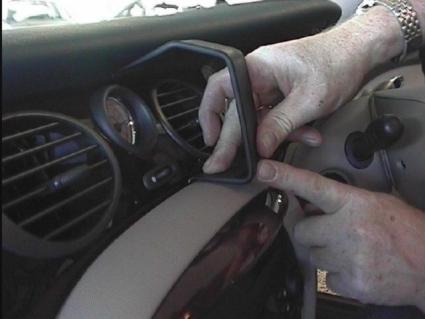 Brodit ProClip 652725 voor MG ZT 2001-2005 en Rover 75 1999-2005 - montagepositie op dashboard