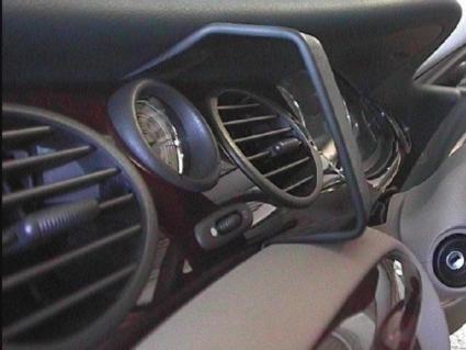 Brodit ProClip 652725 voor MG ZT 2001-2005 en Rover 75 1999-2005 - detail van dashboardmontage