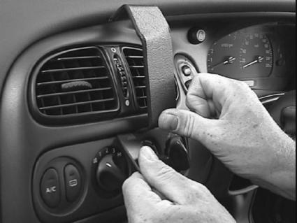 Brodit ProClip 652737 voor Holden Executive 1998-2002, Holden Commodore VX 1998-2002 e.a. - montagepositie op dashboard