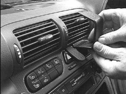 Brodit ProClip 652824 voor Mercedes Benz C-Class (180-320) 2000-2006 - montagepositie op dashboard