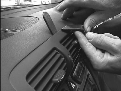 Brodit ProClip 652824 voor Mercedes Benz C-Class (180-320) 2000-2006 - ProClip geplaatst in het voertuig
