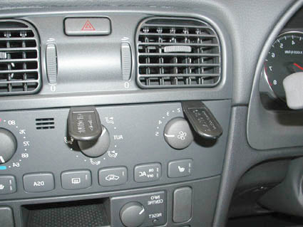 Brodit ProClip 652826 voor Volvo V40 2001-2003 en Volvo S40 2001-2003 - montagepositie op dashboard