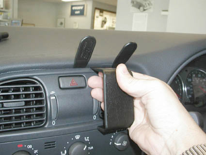 Brodit ProClip 652826 voor Volvo V40 2001-2003 en Volvo S40 2001-2003 - detail van dashboardmontage