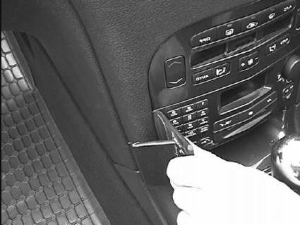 Brodit ProClip 652850 voor Peugeot 607 2001-2009 - montagepositie op dashboard