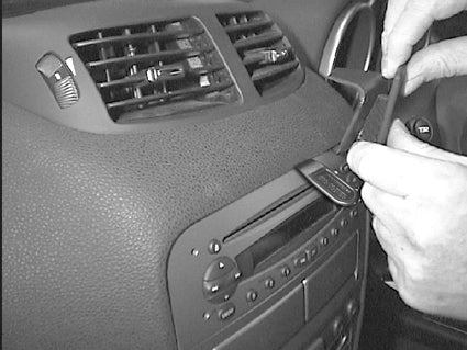Brodit ProClip 652865 voor Alfa Romeo GT 2004-2011 en Alfa Romeo 147 2001-2011 - montagepositie op dashboard