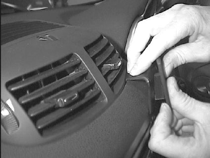 Brodit ProClip 652865 voor Alfa Romeo GT 2004-2011 en Alfa Romeo 147 2001-2011 - detail van dashboardmontage