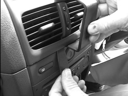 Brodit ProClip 652934 voor Renault Clio Storia 2006-2009 en Renault Clio II 2002-2005 - montagepositie op dashboard