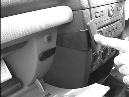 Brodit ProClip 652935 voor Renault Clio Storia 2006-2009 en Renault Clio II 2002-2005 - detail van dashboardmontage