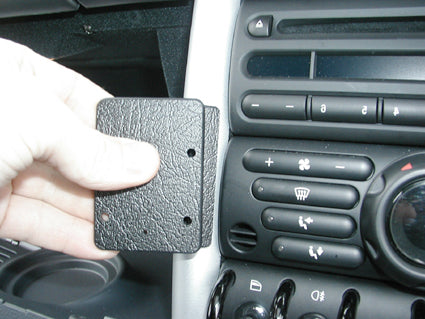 Brodit ProClip 653013 voor Mini Cooper Convertible 2001-2007 en Mini Cooper 2001-2006 - detail van dashboardmontage