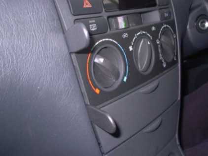 Brodit ProClip 653020 voor Toyota Corolla 2002-2007 - montagepositie op dashboard