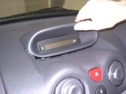 Brodit ProClip 653044 voor Citroen Pluriel 2003-2005, Citroen C3 2002-2005 en Citroen C2 2003-2005 - montagepositie op dashboard
