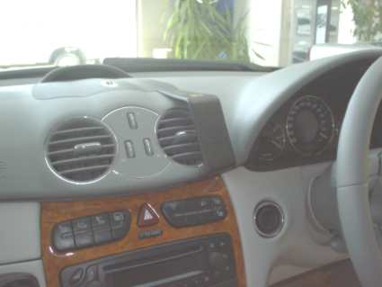 Brodit ProClip 653072 voor Mercedes Benz CLK-Class 2002-2010 - detail van dashboardmontage