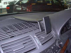 Brodit ProClip 653083 voor Mercedes Benz E-Class, Stationwagon 2003-2009, Mercedes Benz E-Class, Sedan 2002-2008 en Mercedes Benz E-Class, Coupé 2002-2009 - detail van dashboardmontage