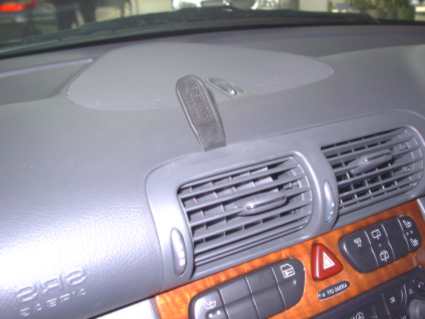 Brodit ProClip 653090 voor Mercedes Benz C-Class (180-320) 2000-2006 - montagepositie op dashboard