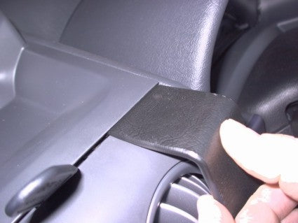 Brodit ProClip 653143 voor Citroen Berlingo II 2003-2008 en Peugeot Partner 2003-2008 - detail van dashboardmontage