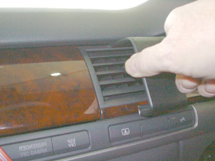 Brodit ProClip 653196 voor Audi S8 2003-2010 en Audi A8 2003-2010 - montagepositie op dashboard