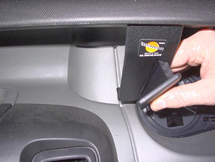 Brodit ProClip 653199 voor Nissan Primastar 2002-2010, Opel Vivaro 2002-2010 e.a. - montagepositie op dashboard