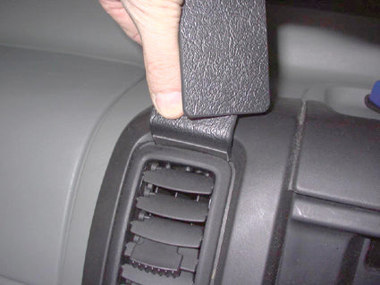 Brodit ProClip 653199 voor Nissan Primastar 2002-2010, Opel Vivaro 2002-2010 e.a. - detail van dashboardmontage