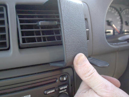 Brodit ProClip 653204 voor Ford Transit Connect 2003-2009 en Ford Tourneo Connect 2003-2009 - detail van dashboardmontage