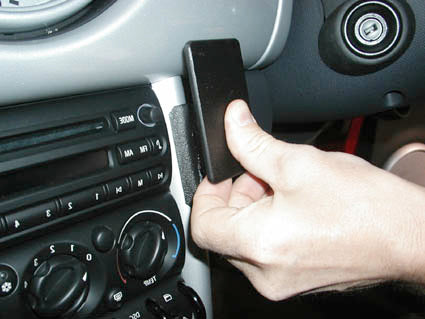 Brodit ProClip 653245 voor Mini Cooper Convertible 2001-2007 en Mini Cooper 2001-2006 - detail van dashboardmontage