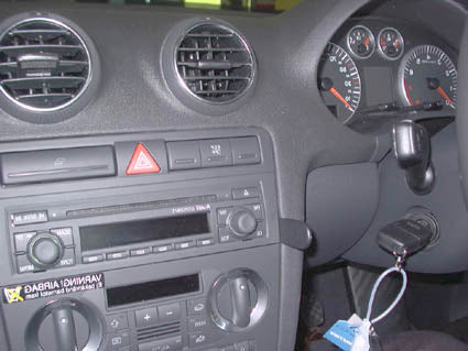 Brodit ProClip 653269 voor Audi S3 2004-2006, Audi S3 2003-2006 e.a. - montagepositie op dashboard