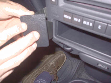 Brodit ProClip 653270 voor Toyota Yaris 2003-2005 en Toyota Echo 2003-2005 - montagepositie op dashboard