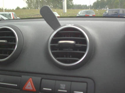Brodit ProClip 653296 voor Audi S3 2003-2006 en Audi A3 2003-2006 - montagepositie op dashboard