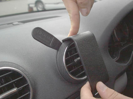 Brodit ProClip 653296 voor Audi S3 2003-2006 en Audi A3 2003-2006 - ProClip geplaatst in het voertuig