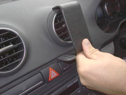 Brodit ProClip 653296 voor Audi S3 2003-2006 en Audi A3 2003-2006 - detail van dashboardmontage