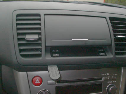 Brodit ProClip 653350 voor Subaru Outback 2003-2009, Subaru Liberty 2003-2009 en Subaru Legacy 2004-2009 - montagepositie op dashboard