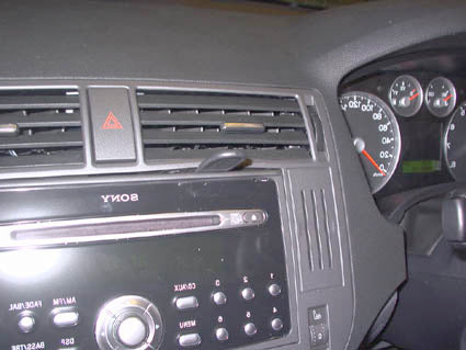 Brodit ProClip 653353 voor Ford Kuga 2008-2012 en Ford C-Max 2004-2010 - montagepositie op dashboard