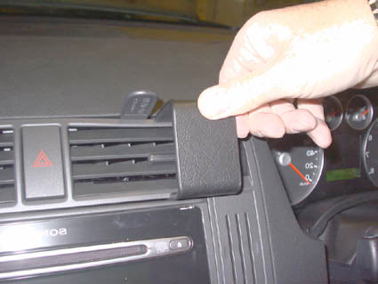 Brodit ProClip 653353 voor Ford Kuga 2008-2012 en Ford C-Max 2004-2010 - detail van dashboardmontage