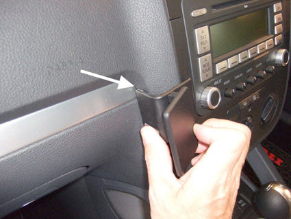 Brodit ProClip 653359 voor Volkswagen Scirocco 2009-2018, Volkswagen Jetta 2006-2010 e.a. - montagepositie op dashboard