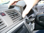Brodit ProClip 653360 voor Volvo V50 2004-2012, Volvo S40 2004-2012 e.a. - detail van dashboardmontage