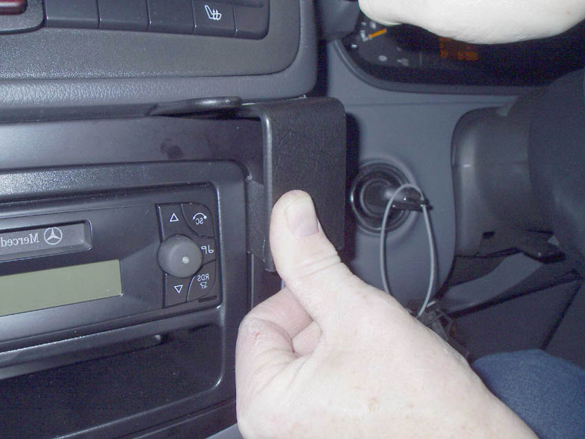 Brodit ProClip 653365 voor Mercedes Benz Vito 2004-2006, Mercedes Benz Viano 2004-2006 en Mercedes Benz V-Class 2004-2006 - montagepositie op dashboard