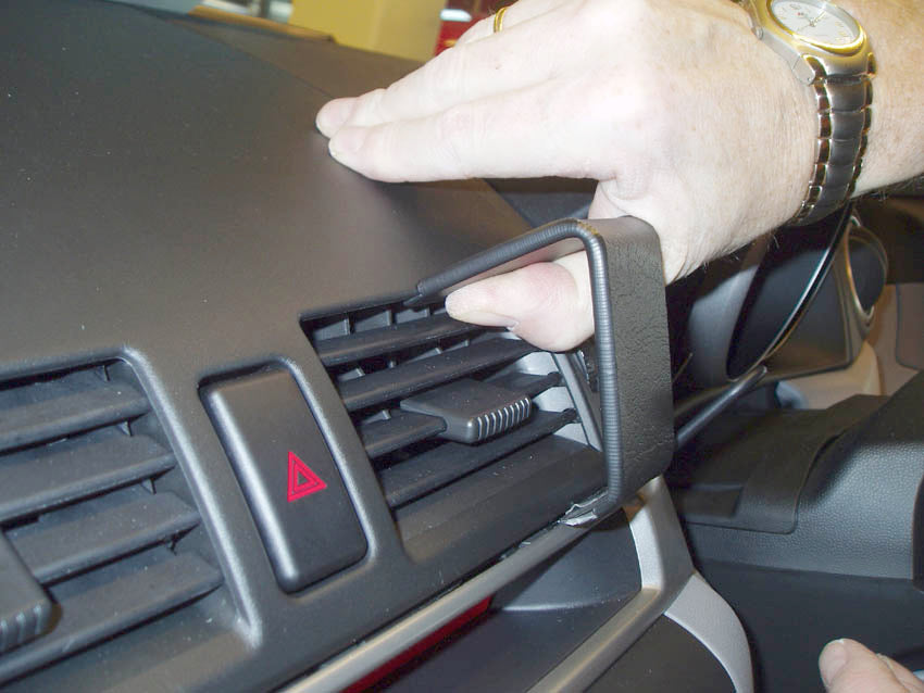 Brodit ProClip 653370 voor Mazda 3 2004-2009 - detail van dashboardmontage