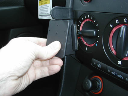 Brodit ProClip 653371 voor Mazda 3 2004-2009 - detail van dashboardmontage