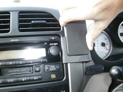 Brodit ProClip 653377 voor Toyota RAV 4 2004-2005 - detail van dashboardmontage