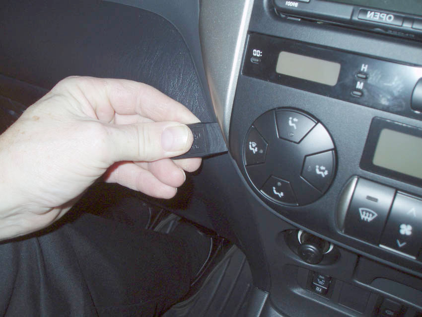 Brodit ProClip 653378 voor Toyota RAV 4 2004-2005 - montagepositie op dashboard
