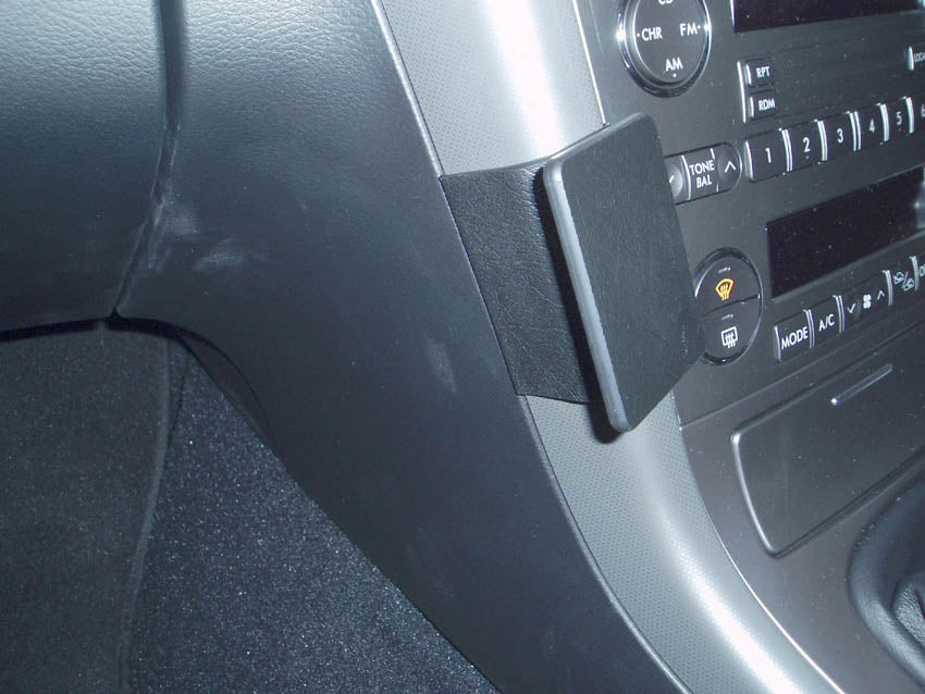 Brodit ProClip 653389 voor Subaru Outback 2003-2009, Subaru Liberty 2003-2009 en Subaru Legacy 2004-2006 - detail van dashboardmontage
