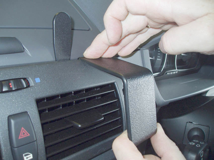 Brodit ProClip 653407 voor BMW X3 2004-2010 - montagepositie op dashboard