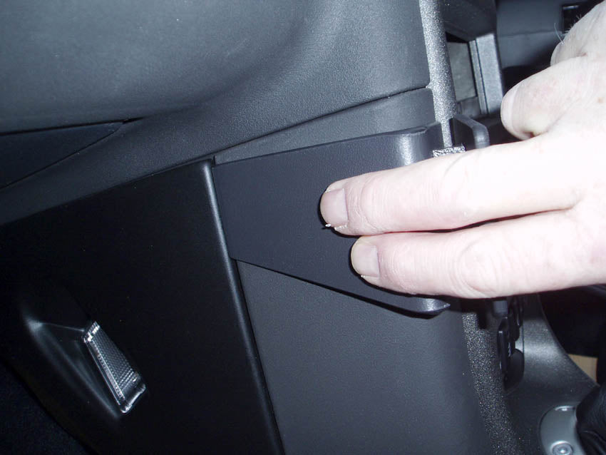 Brodit ProClip 653423 voor MG TF 2002-2005 en MG F 1996-2001 - detail van dashboardmontage