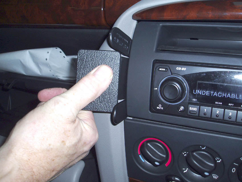 Brodit ProClip 653424 voor MG ZT 2001-2005 en Rover 75 1999-2005 - detail van dashboardmontage