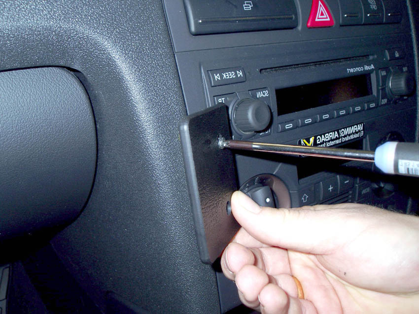 Brodit ProClip 653439 voor Audi S3 2004-2006, Audi S3 2003-2006 e.a. - detail van dashboardmontage