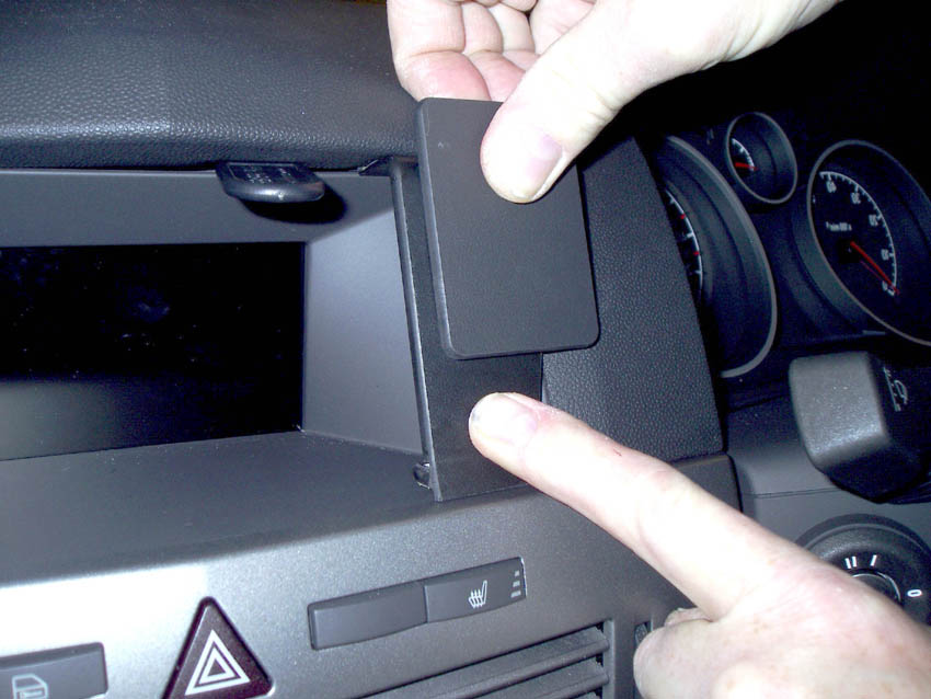 Brodit ProClip 653440 voor Opel Astra 2004-2009 en Vauxhall Astra 2004-2009 - ProClip geplaatst in het voertuig